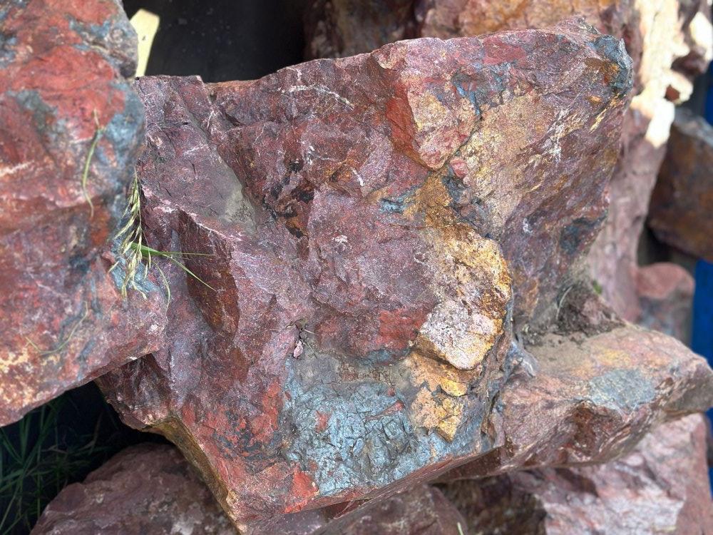 Камни для ландшафтного дизайна красно-фиолетовые 10-60 килограмм купить в Губахе