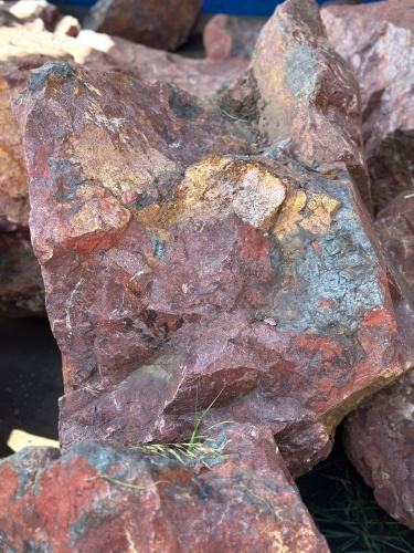 Камни для ландшафтного дизайна красно-фиолетовые 10-60 килограмм купить в Губахе