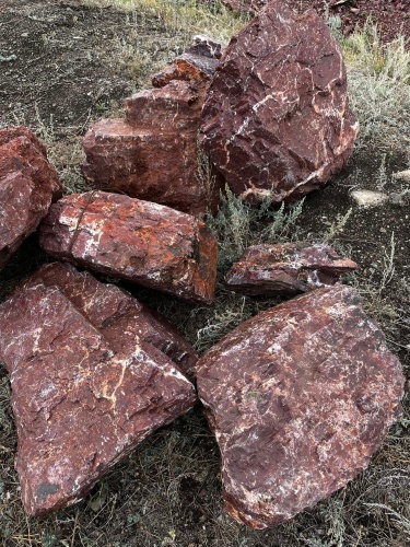 Ландшафтные глыбы красно-фиолетовые 200-1000 килограмм купить в Губахе