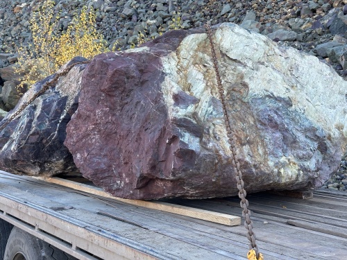 Огромные красно-фиолетовые валуны для ландшафтного дизайна весом более 5 тонн купить в Губахе