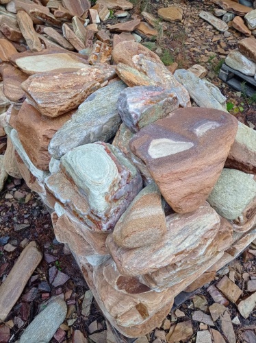 Златолит жёлтый, жёлто-зелёный глыбки и валуны для ланшафтного дизайна купить в Губахе