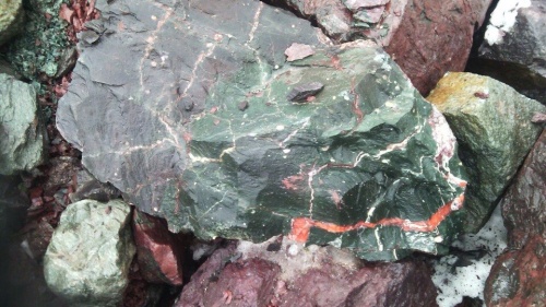 Гигантские зелёные валуны для ландшафтного дизайна весом более 5 тонн купить в Губахе