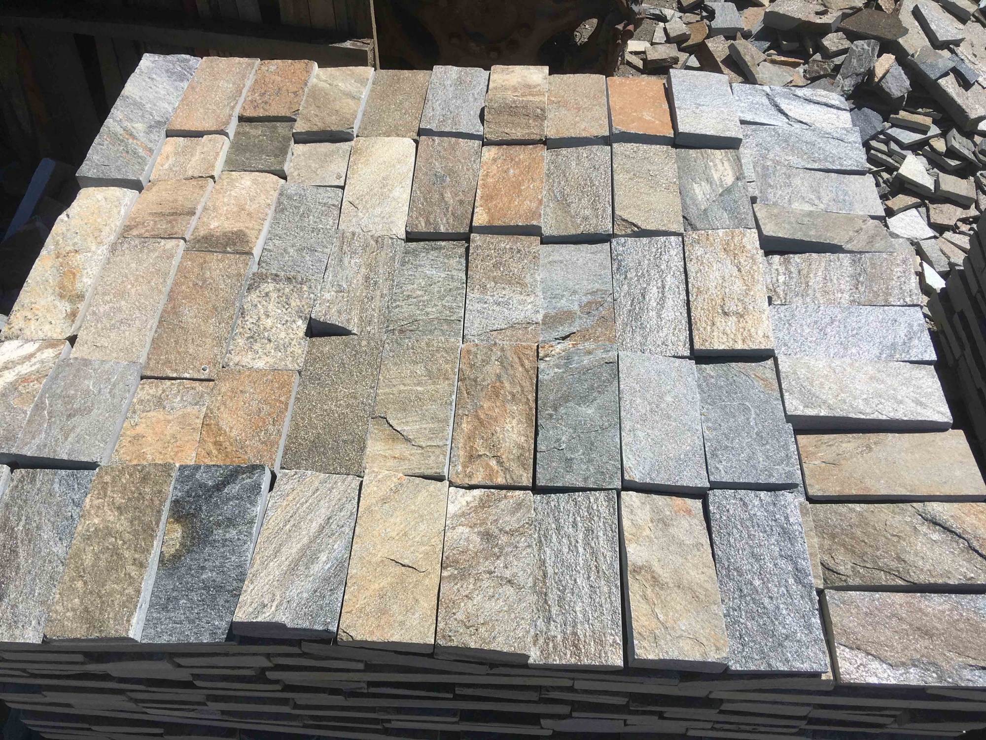 Плитка пилёная златолит Уральский для цоколя, отмостки купить в Губахе