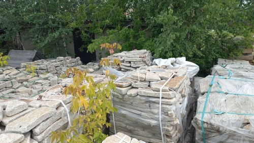 Плитняк галтованный гранитный для ландшафтного дизайна купить в Губахе