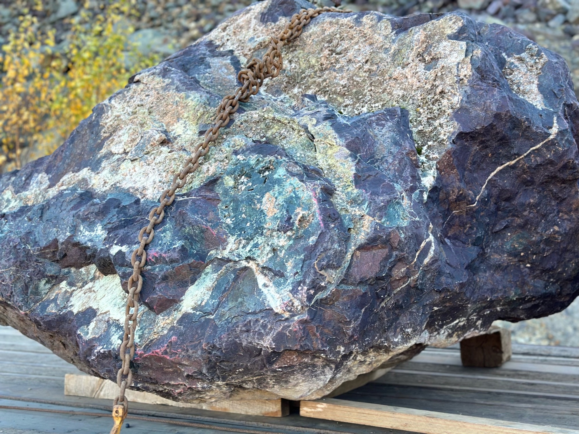 Огромные красно-фиолетовые валуны для ландшафтного дизайна весом более 5 тонн купить в Губахе