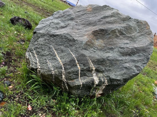 Гигантские зелёные валуны для ландшафтного дизайна весом более 5 тонн купить в Губахе