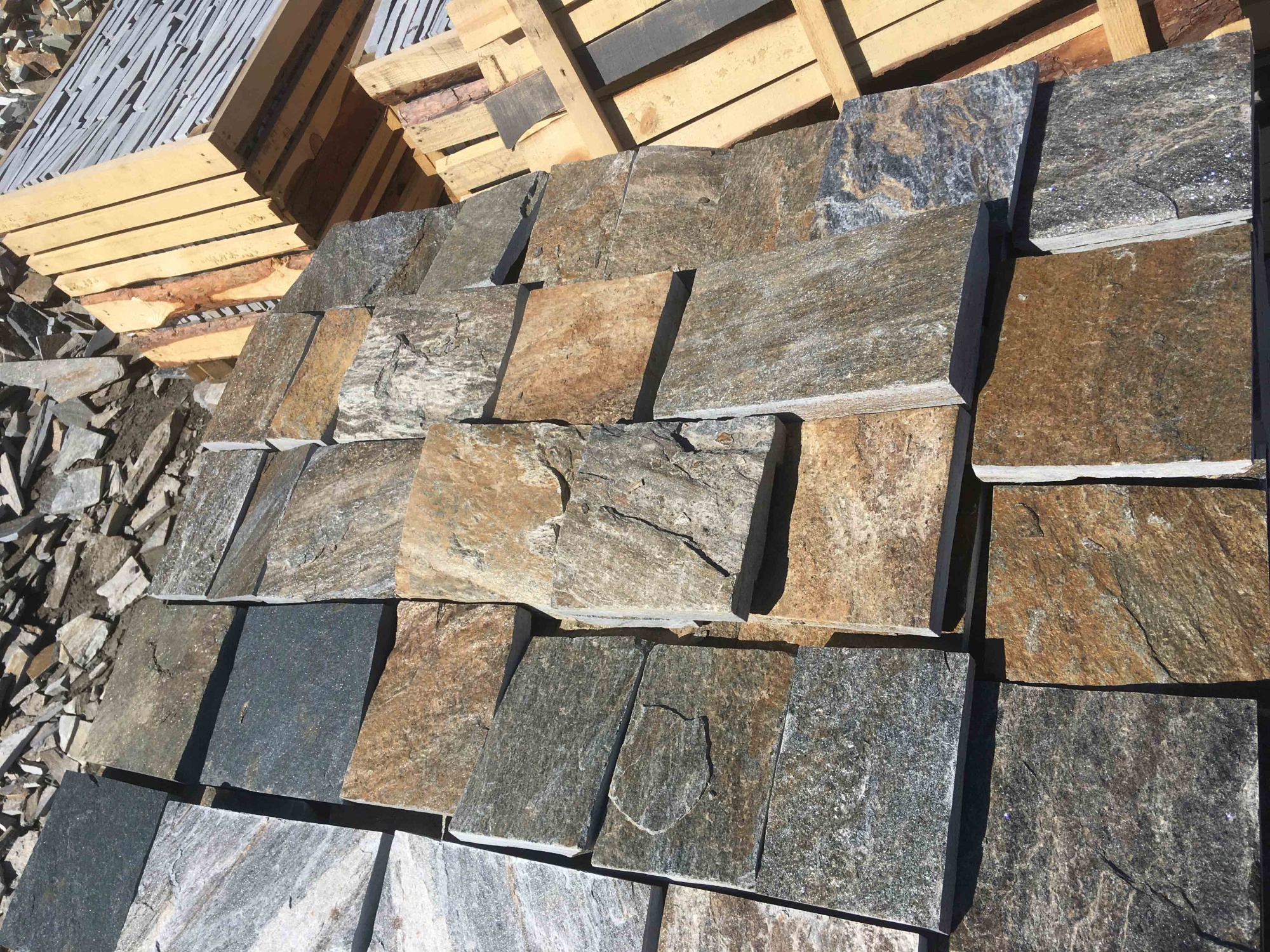 Плитка пилёная златолит Уральский для цоколя, отмостки купить в Губахе