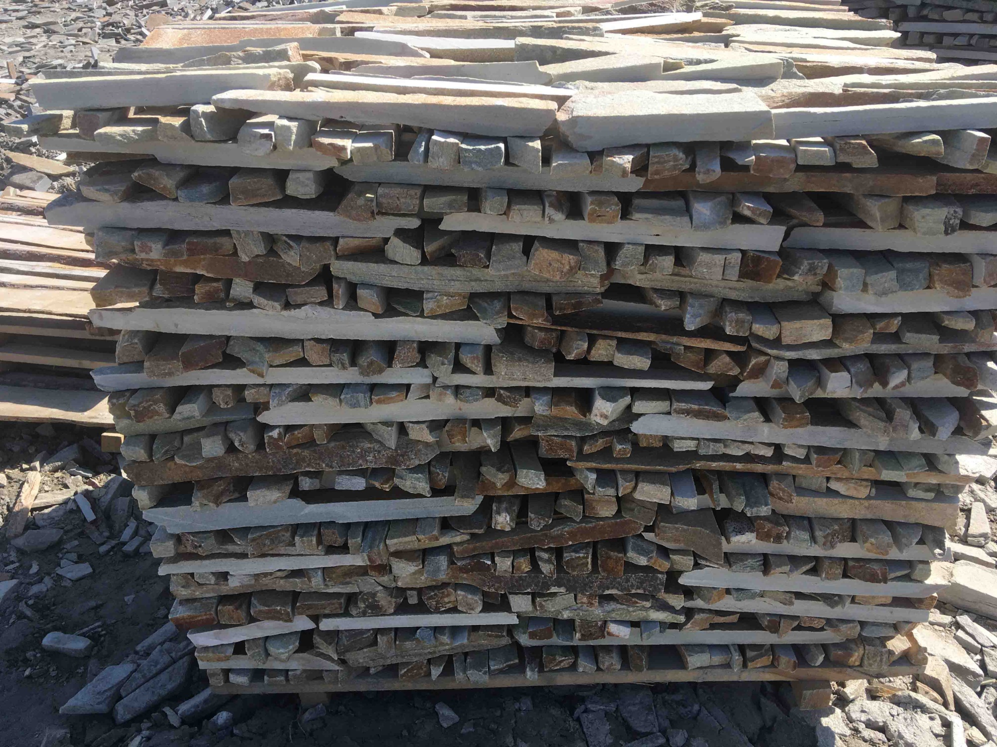 Горбушка златолит золотистый для облицовки купить в Губахе