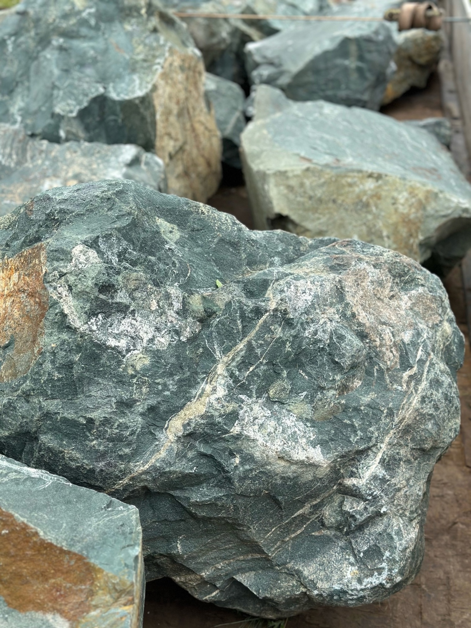 Камни для ландшафтного дизайна зелёные 10-60 килограмм купить в Губахе