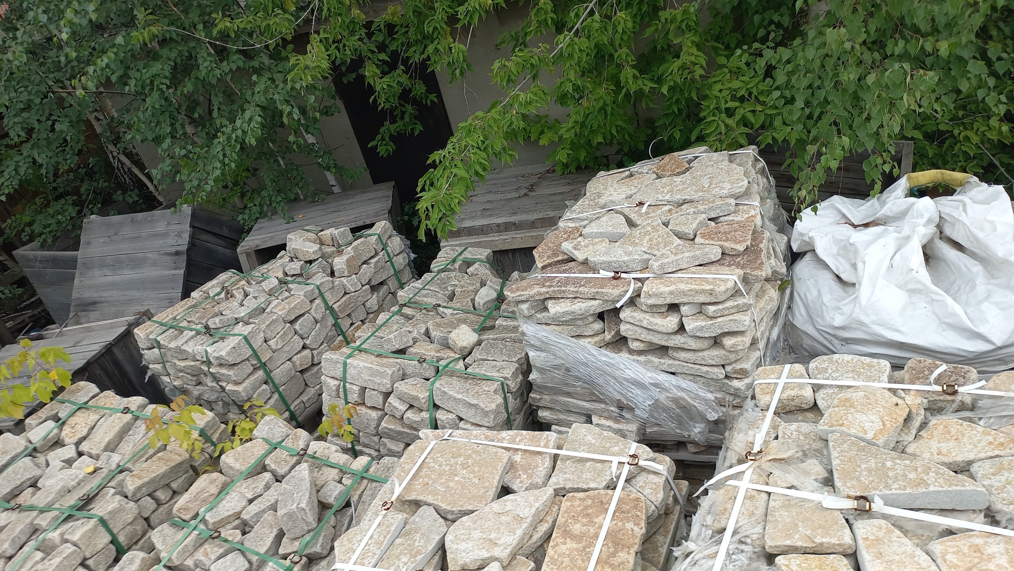 Плитняк гранитный галтованный купить в Губахе