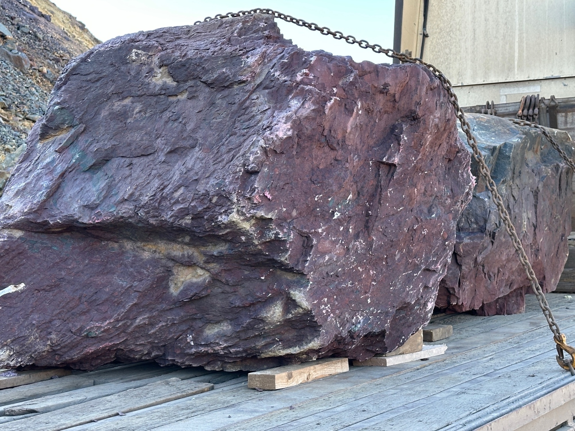 Огромные красно-фиолетовые валуны для ландшафтного дизайна весом более 5 тонн купить в Губахе