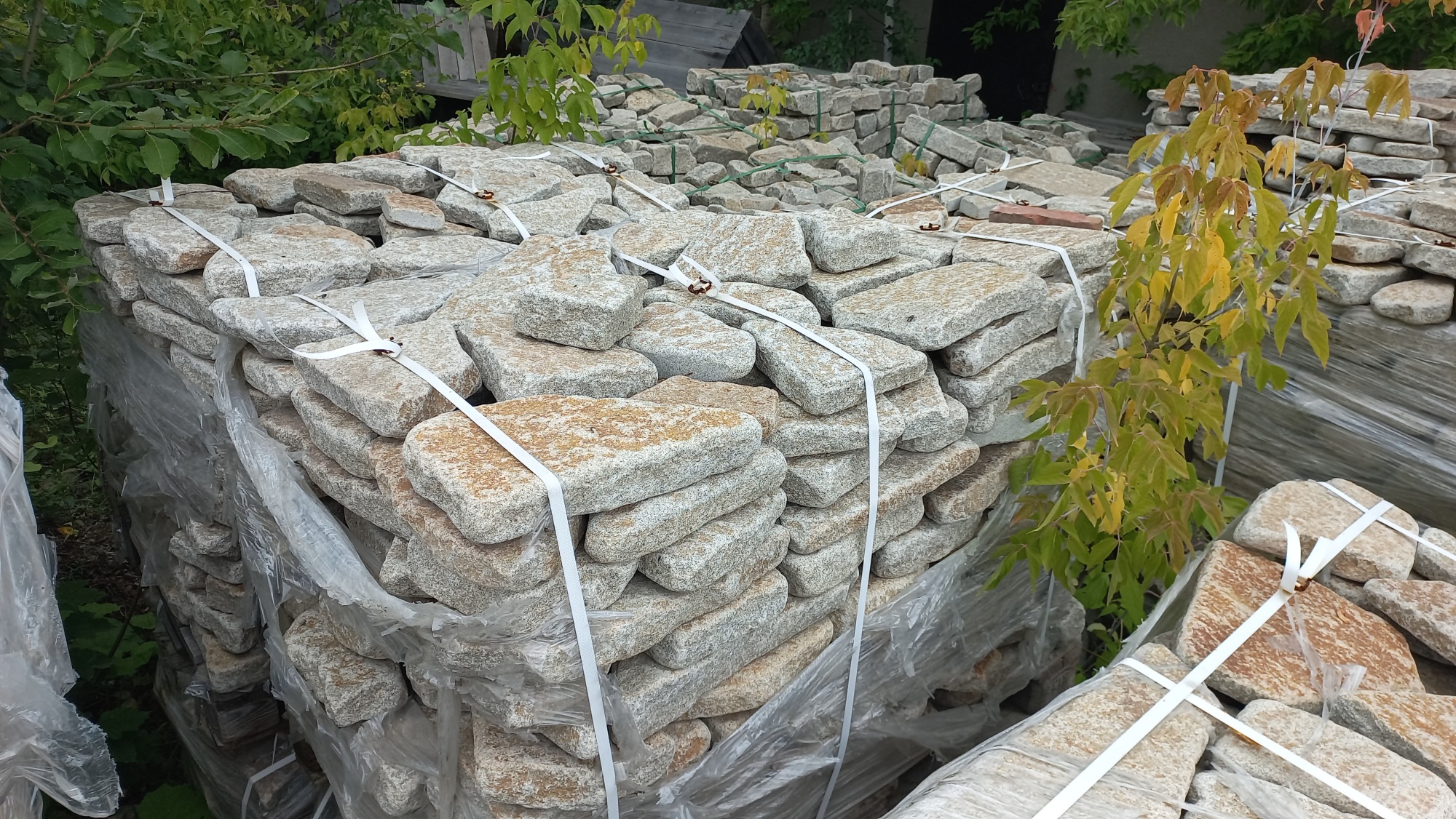 Плитняк галтованный гранитный для ландшафтного дизайна купить в Губахе