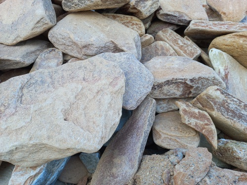 Златолит жёлтый, жёлто-зелёный глыбки и валуны для ланшафтного дизайна купить в Губахе