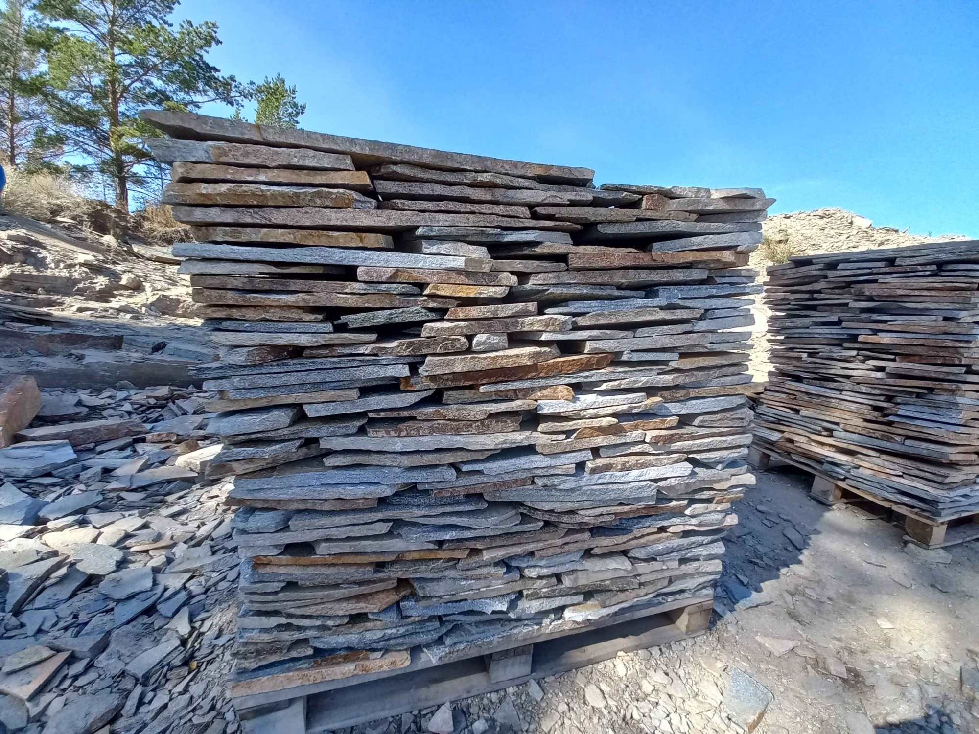 Плитняк златолит серебристый для фасада купить в Губахе