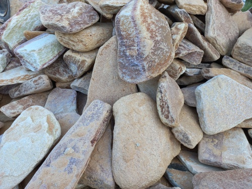 Златолит жёлтый, жёлто-зелёный глыбки и валуны для ланшафтного дизайна купить в Губахе