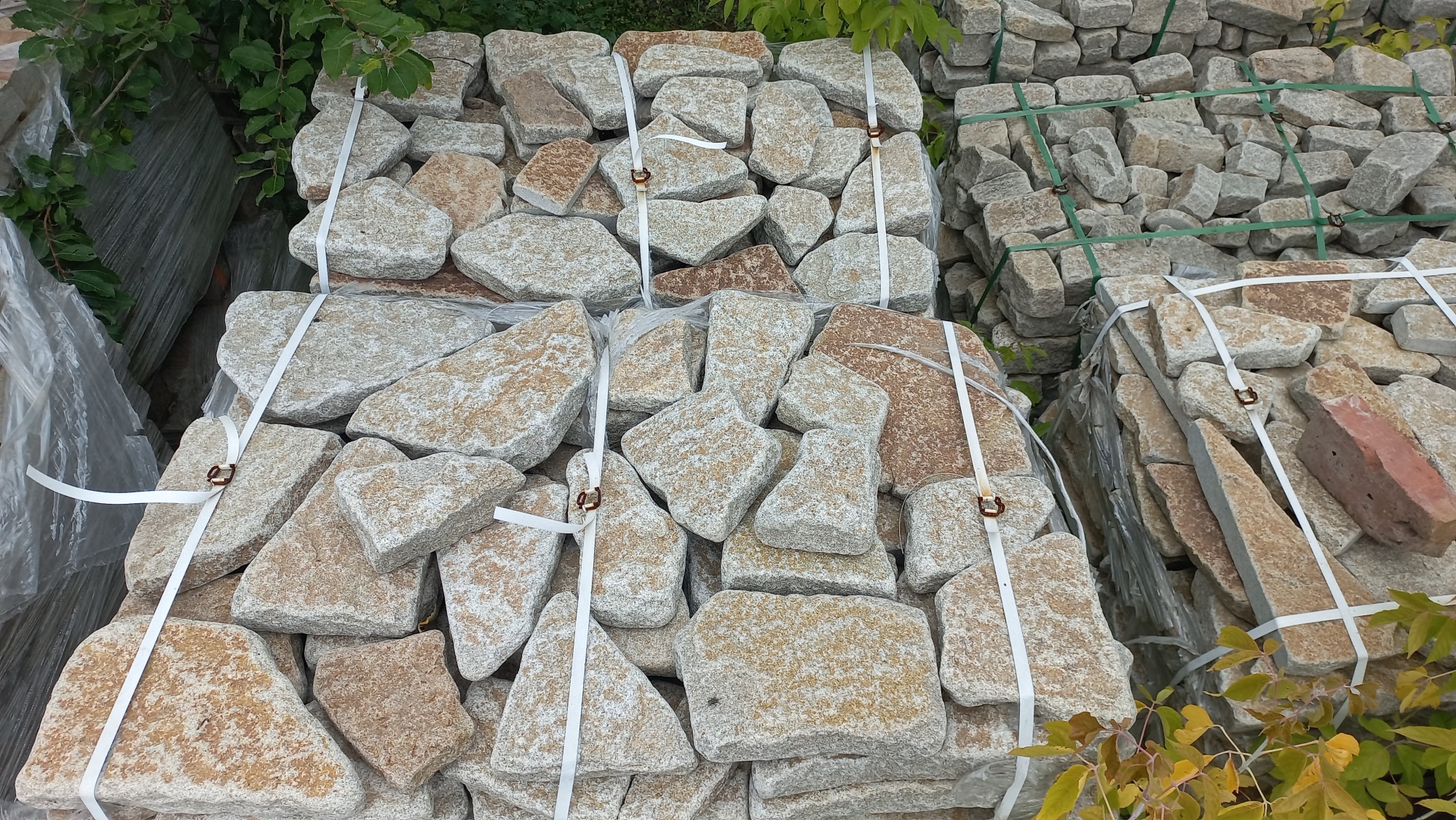 Гранитный плитняк галтованный для мощения купить в Губахе