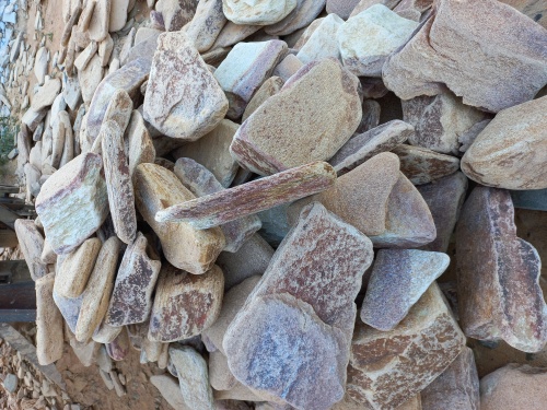 Златолит жёлтый, жёлто-зелёный глыбки и валуны для ланшафтного дизайна купить в Губахе