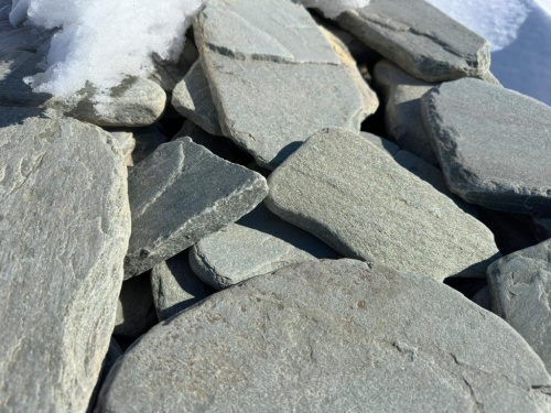 Плитняк златолит зелёный галтованный для цоколя купить в Губахе